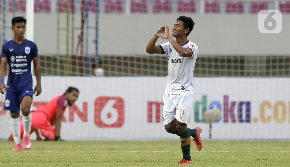 Pemain Persikabo 1973 Firza Andika merayakan gol pertama yang dicetaknya ke gawang PSIS Semarang dalam pertandingan babak penyisihan Piala Menpora 2021 di Stadion Manahan, Solo, Kamis (25/3/2021). PSIS Semarang menang dengan skor 3-1. (Bola.com/Arief Bagus)