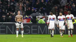 Memphis Depay (kiri) menunjukkan tatonya usai mencetak gol ke gawang PSG pada lanjutan Liga Prancis di stadion Grupama, Decines-Charpieu (21/1). Gol eks striker Manchester United ini membawa Lyon menang 2-1 atas PSG.  (AP Photo/Laurent Cipriani)