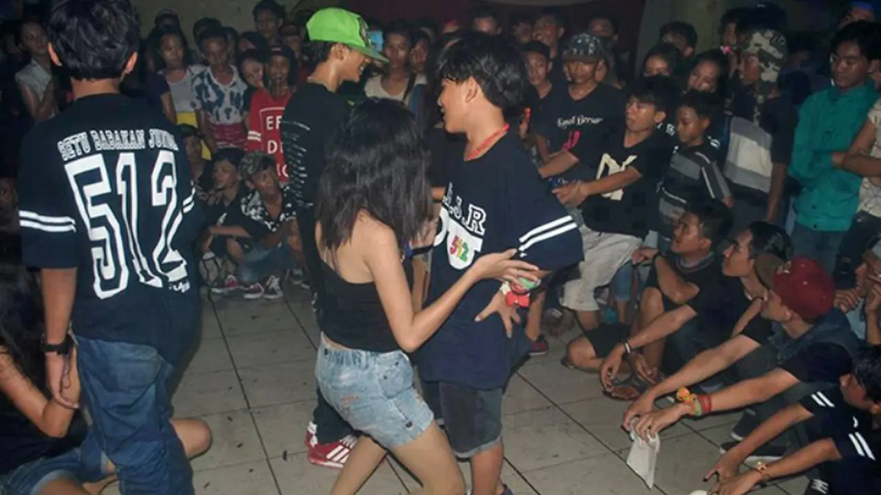 Heboh, Foto Bocah Diduga SD Bikin Pesta Tahun Baru Super Seronok!