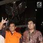 Tersangka Bupati Purbalingga, Tasdi kenakan rompi oranye sambil salam metal usai pemeriksaan di Gedung KPK, Jakarta, Selasa (5/6). KPK juga menetapkan Kabag ULP Pemkab Purbalingga, Hadi Iswanto dan tiga orang kontraktor. (Liputan6.com/Herman Zakharia)