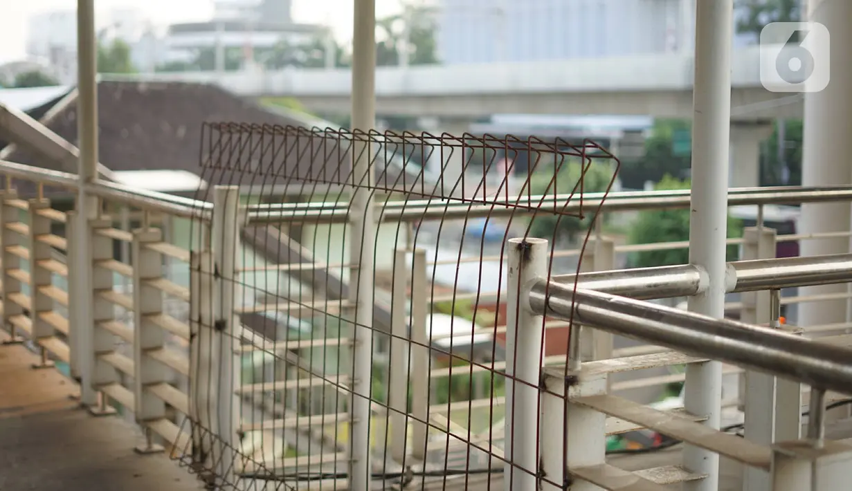 Kondisi Jembatan Penyeberangan Orang (JPO) yang merupakan akses menuju Halte Transjakarta CSW di kawasan Kebayoran Baru, Jakarta Selatan, Rabu (30/10/2019). JPO yang tak kunjung dipasang lift dan eskalator tersebut dibangun untuk menunjang koridor 13 Transjakarta. (Liputan6.com/Immanuel Antonius)