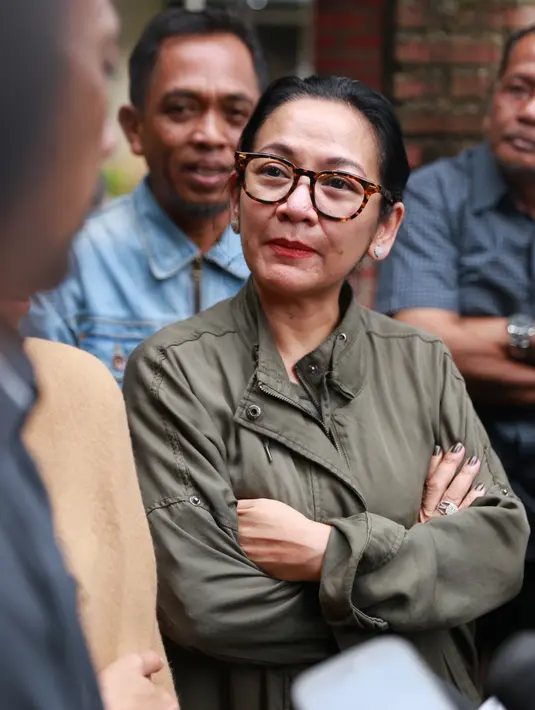 Saat memberikan keterangan, ia mengaku sempat ikut membujuk Yon yang tidak mau di dibawa ke rumah sakit. Meski akhirnya tidak berhasil, hingga Yon meninggal dunia pada Jumat (5/1/2017). (Adrian Putra/Bintang.com)