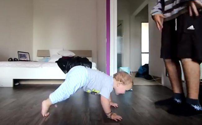 Si Balita Sedang Adu Tari Dengan Ayah. | Foto: copyright Firsttoknow.com