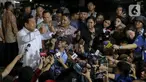 Presiden terpilih periode 2024-2029, Prabowo Subianto menyampaikan keterangan kepada para wartawan usai melakukan pertemuan dengan sejumlah tokoh di kediamannya di Kertanegara, Jakarta, Senin (14/10/2024). (Liputan6.com/Herman Zakharia)