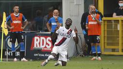 Pemain Bologna, Musa Barrow, melakukan selebrasi usai membobol gawang Inter Milan pada laga Serie A di Stadion Giuseppe Meazza, Minggu (5/7/2020). Inter Milan kalah 1-2 dari Bologna. (AP/Antonio Calanni)