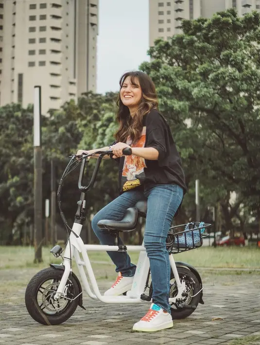 Saat berolahraga, bintang film Garuda di Dadaku ini juga memilih mengenakan celana jeans. Ia tampil simpel namun tetap kece dengan memadukannya dengan kaus hitam. Agar makin kece, Marsha mengenakan sepatu kets putih. Perpaduan gaya busananya ini bisa disontek buat kamu yang suka tampil santai di luar ruangan. (Liputan6.com/IG/@aruanmarsha)