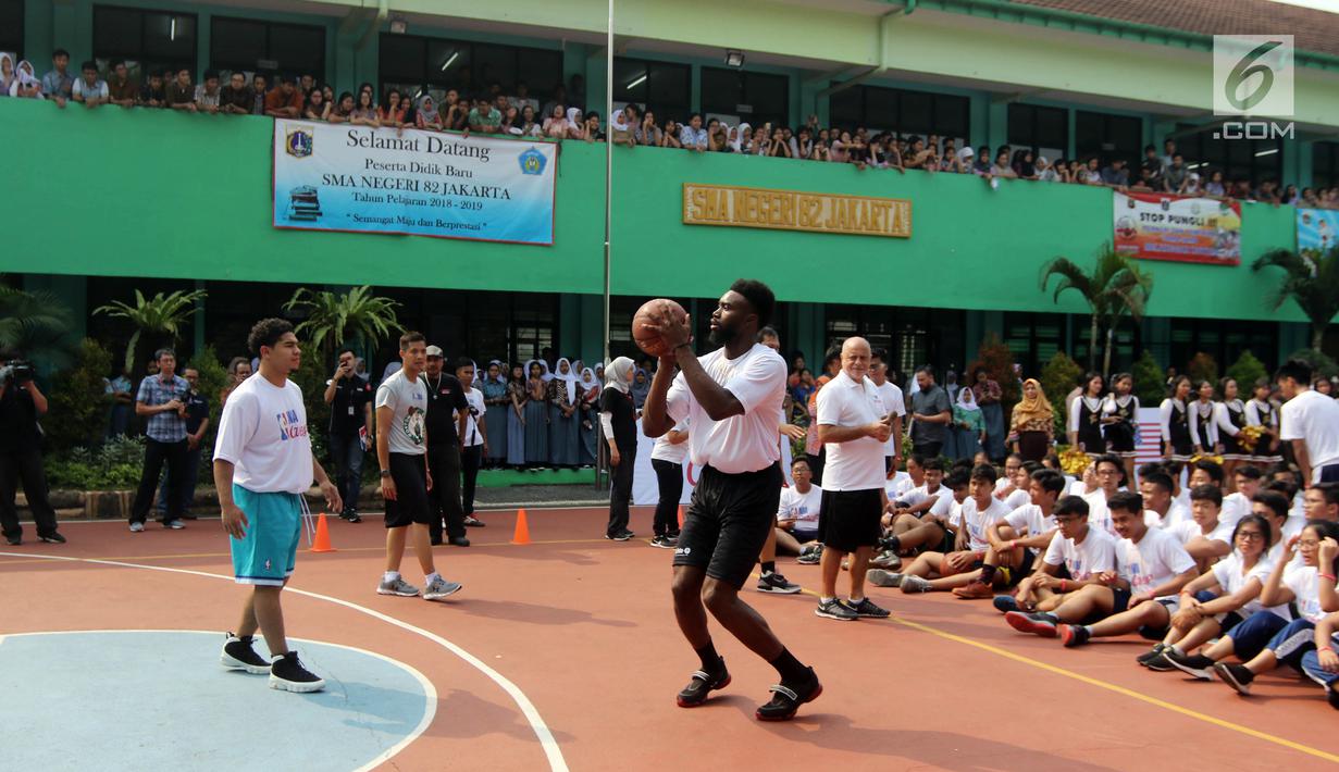 Pemain NBA dari Boston Celtics, Jaylen Brown memberikan coaching clinics untuk siswa-siswi di SMAN 82 Jakarta, Kamis (26/7). Kegiatan tersebut untuk memperkenalkan olahraga basket bagi anak-anak. (Liputan6.com/Arya Manggala)