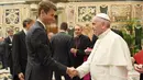 Paus Fransiskus (kanan) berjabat tangan dengan pemain Timnas Jerman, Thomas Muller selama audiensi pribadi dengan tim, pada tanggal 14 November 2016 di Vatikan. (AFP/Pool/Markus Gilliar)