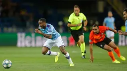 Striker Mancester City, Raheem Sterling berlari mengejar bola dalam laga pertama Grup C Liga Champions melawan Shakhtar Donetsk di Metalist Stadium, Rabu (18/9/2019). Manchester City sukses menghantam Shakhtar Donetsk dengan skor 3-0. (AP Photo/Efrem Lukatsky)