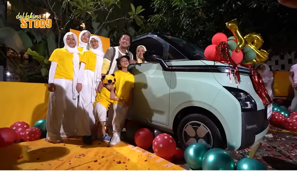 Selama menikah, sang istri tak pernah meminta apapun darinya. Bahkan, saat dibelikan barang branded, hanya sekali  dipakai dan disimpan lagi. "Bunda tuh gak pernah minta apapun dari pernikahann 16 tahun gak pernah minta apapun. Jadi sebetulnya saya yang suka ngasih," kata Irfan Hakim. [Youtube/deHakims Story]