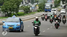 Pengendara ojek on line melintas di Jalan Gatot Subroto, Jakarta, Jumat (18/12/2015). Setelah sempat dilarang pengoperasiannya oleh Kementerian Perhubungan, kini ojek online diperbolehkan beroperasi kembali. (Liputan6.com/Helmi Fithriansyah)