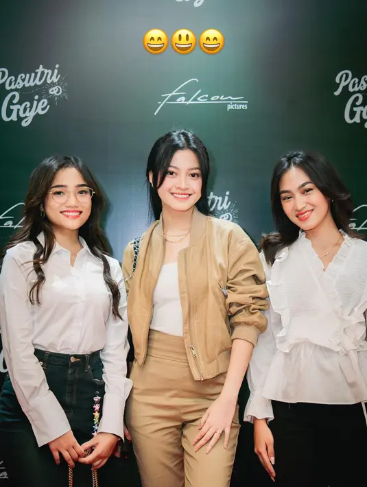 Yoriko Angeline pilih padukan bomber jacket cokelat dan stretch pants dengan tanktop putih [@fuji_an]