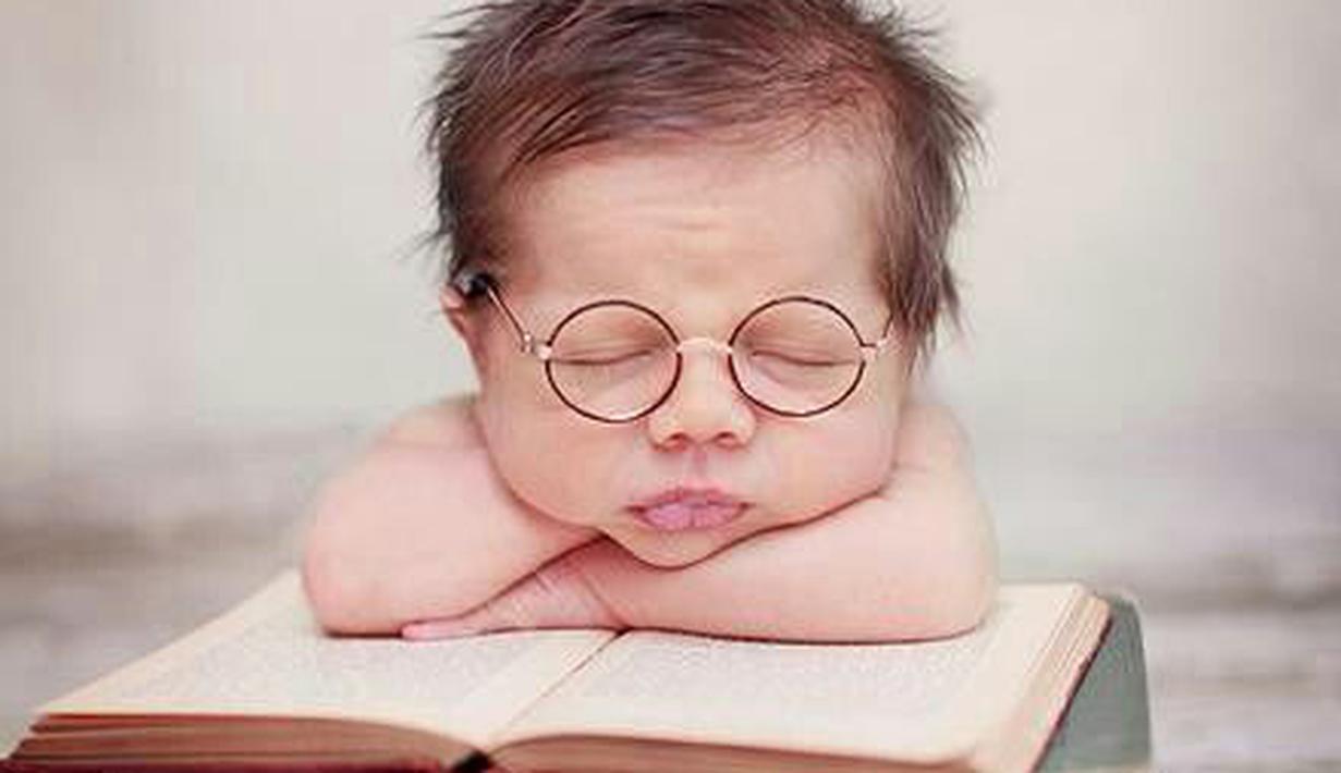 Inspirasi Foto Bayi Bertema Buku yang Imut dan Lucu - Fashion Fimela.com
