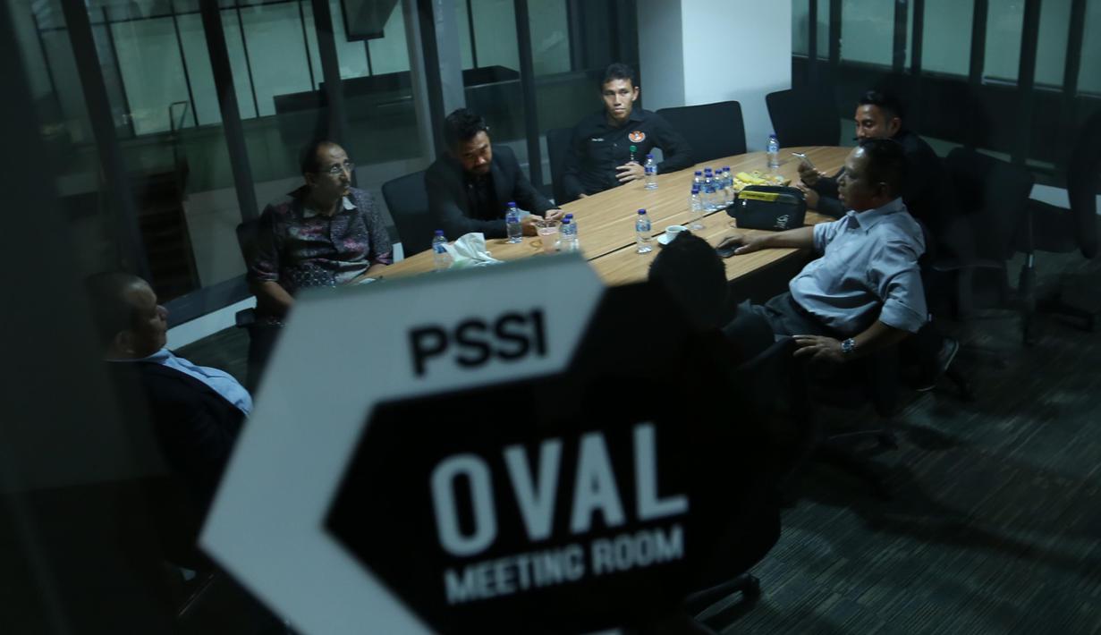 Presiden PSSI La Nyalla Mattalitti (kiri) saat bertemu dengan Pengurus APPI dan APSI di Kantor PSSI, Senayan, Jakarta, Selasa (3/11/2015). (Bola.com / Nicklas Hanoatubun)