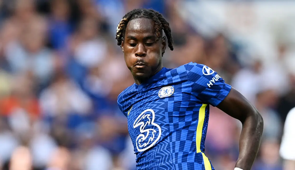 Trevoh Chalobah - Bek muda The Blues ini mencetak satu gol ke gawang Crystal Palace saat debutnya di Premier League. Ia tampil gemilang dan membawa Chelsea meraih kemenangan tiga gol tanpa balas. (Foto: AFP/Glyn Kirk)