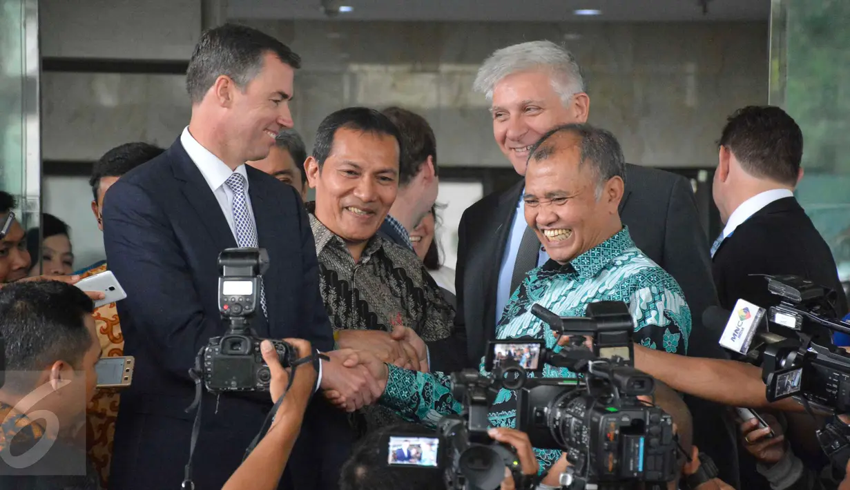 Menteri Kehakiman Australia Michael Keenan dan Pimpinan KPK Agus Rahardjo usai melakukan nota kesepakatan di Gedung KPK, Jakarta, Kamis (2/2). (Liputan6.com/Helmi Afandi)