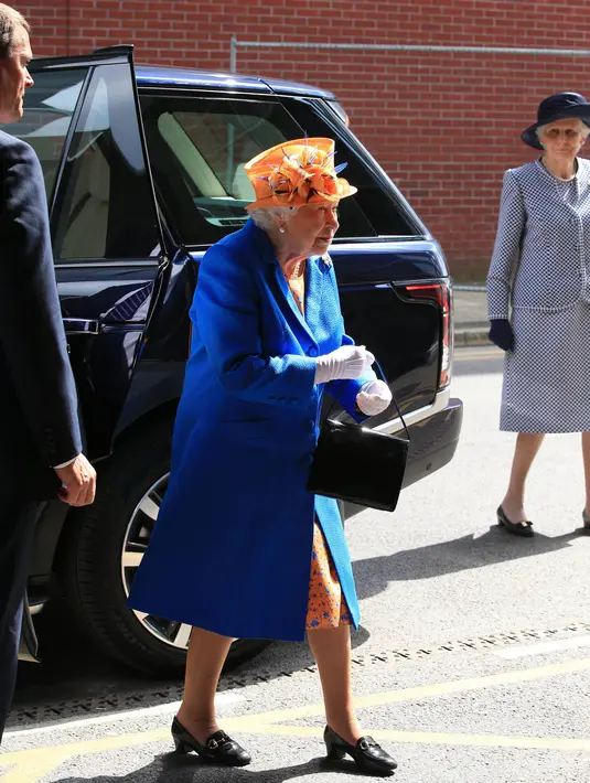 Ratu Elizabeth setibanya di Rumah Sakit Anak Royal Manchester, Inggris, Kamis (25/5). Kedatangan Ratu Elizabeth untuk mengunjungi anak-anak korban serangan bom di konser Ariana Grande yang sedang menjalani pemulihan di RS itu (Peter Byrne/Pool via AP)