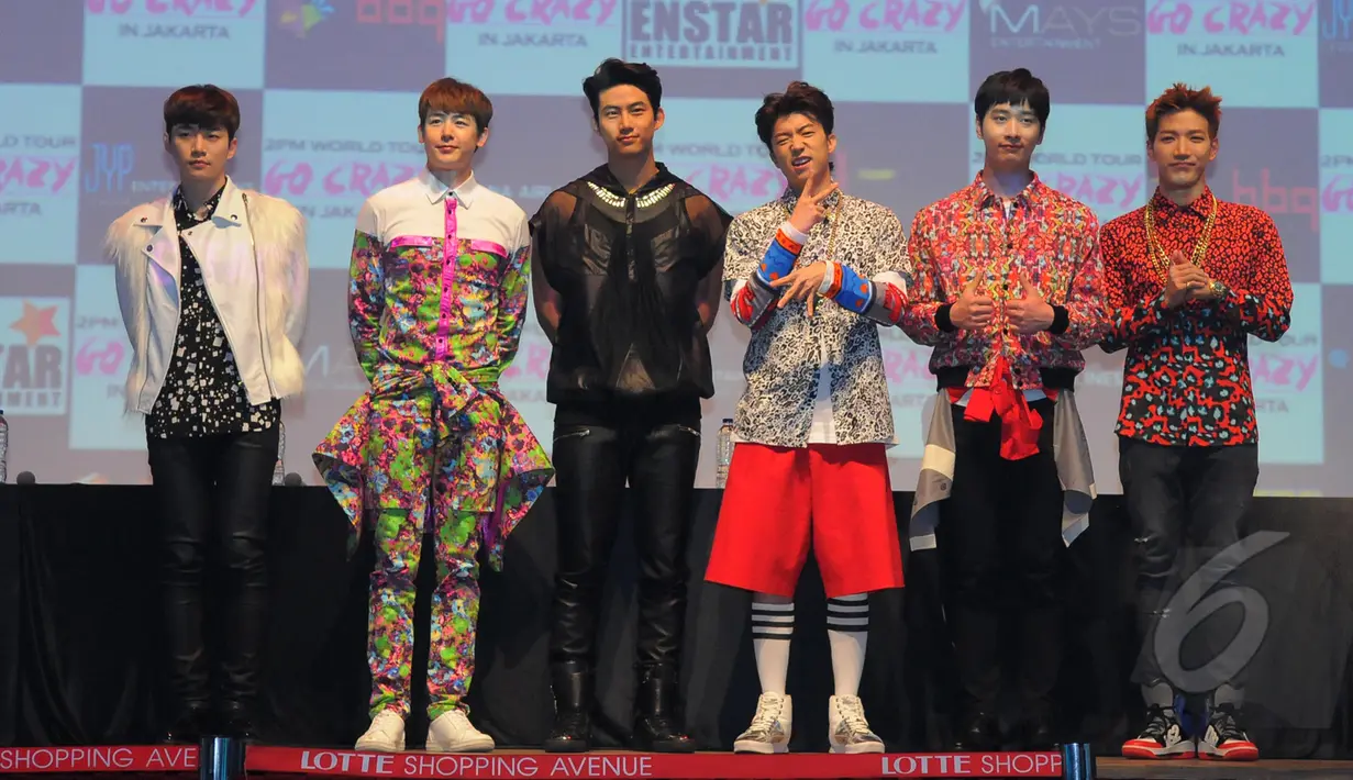 2PM Saat menggelar konferensi pers  di salah satu mall di kawasan Kuningan Jakarta Selatan, Jum'at, (27/3/2015). 2PM akan menghibur fansnya di Indonesia pada  28 Maret 2015 di Istora Senayan, Jakarta (Liputan6.com/Faisal R Syam)
