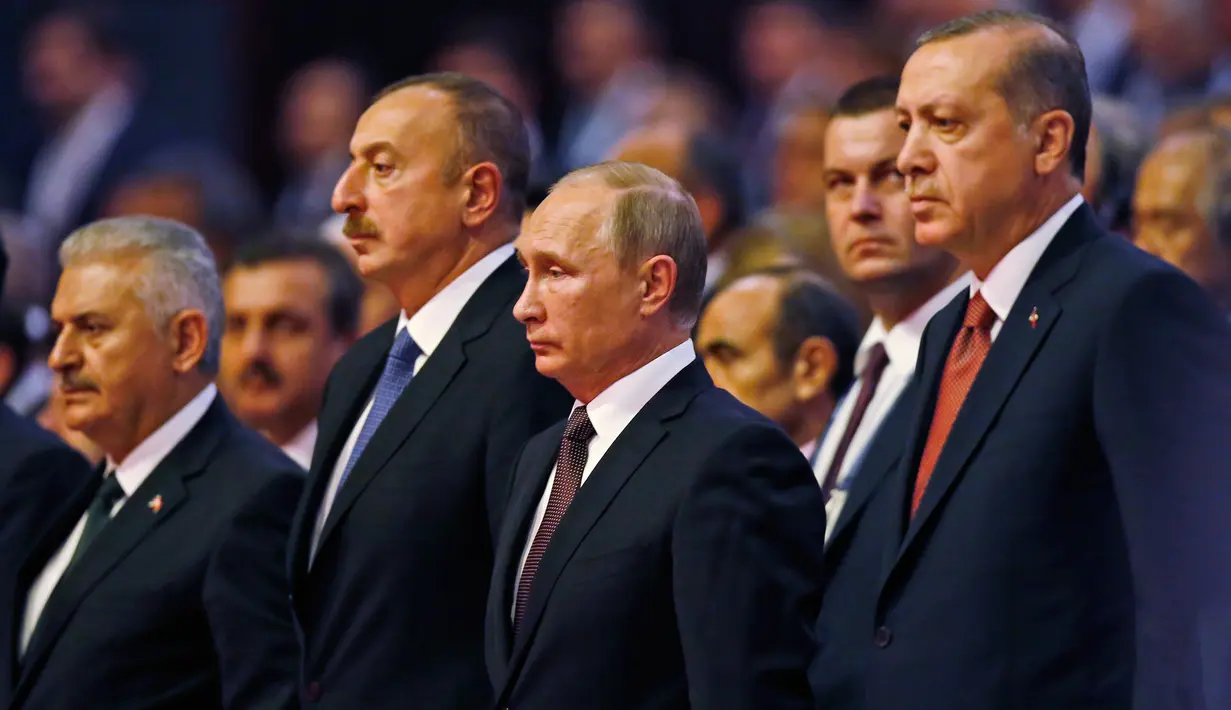 Presiden Rusia Vladimir Putin dan Presiden Turki Recep Tayyip Erdogan saat mengikuti acara 23rd World Energy Conress, Istanbul, Turki (10/10). Ini kunjungan pertama Putin ke Turki sejak penembakan jet Rusia oleh Turki tahun lalu. (AP Photo/Emrah Gurel)