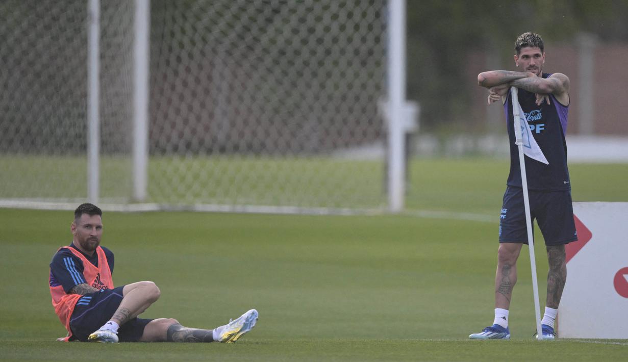 Pemain Timnas Argentina, Lionel Messi (kiri) dan Rodrigo De Paul, dalam sesi latihan yang berlangsung di Ezeiza, Buenos Aires, Rabu (11/10/2023) WIB. (AFP/Juan Mabromata)