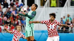 Cristiano Ronaldo mengontrol bola dari kejaran pemain Kroasia pada laga 16 besar Piala Eropa 2016 di Stade Bollaert-Delelis, Lens, Minggu (26/6/2016) dini hari WIB. (Reuters/Charles Platiau)