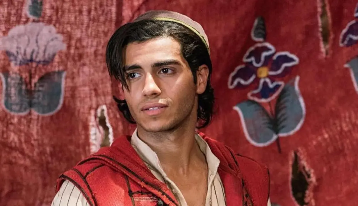 Aladdin tampil dengan ciri khas pakaian ala timur tengah. Menarik disimak bagaimana aksi Mena Massoud dalam memerankan karakter ikonik Aladdin ini. (Liputan6.com/IG/menamassoud)