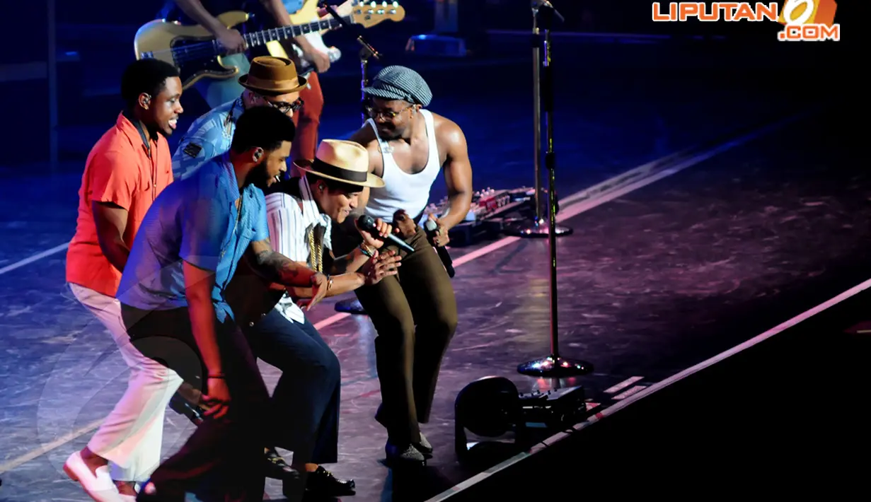 Bruno sempat memperlihatkan aksinya berjoget bersama Hooligans, band yang mengiringinya (Liputan6.com/Andrian M Tunay).