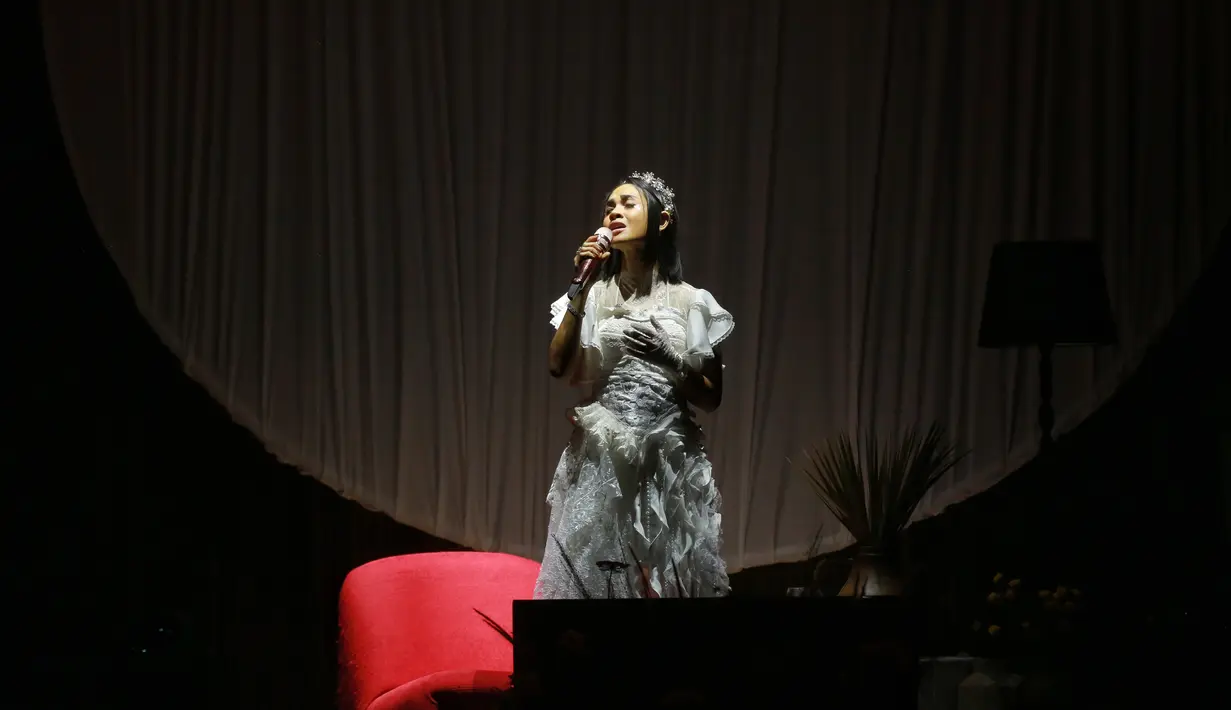 Andien dalam showcase album Dan Lalu di Soehanna Hall, SCBD, Jakarta, Jumat (29/9/2023). (Foto: Adrian Putra/Fimela)