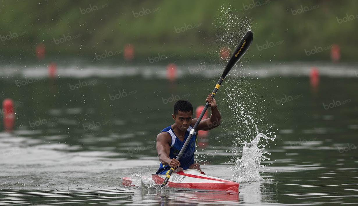 Pedayung Jawa Barat, Ujang Tajudin, tampil pada nomor 1.000 meter kayak putra. Sebelumnya rekor Jabar pada cabang dayung terjadi pada PON Kaltim dimana mereka juga meraih emas sebanyak 12 medali. (Bola.com/Vitalis Yogi Trisna)