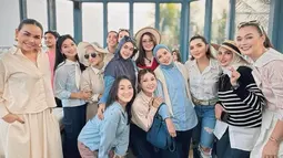 Potret kebersamaan Sarwendah bareng rekan artis yang hadir. Fotonya diunggah di laman Instagram, Sarwendah ucap terima kasih atas kehadiran Anisa Rahma dan Felly Young di kolom komentar unggahan. Banyak netizen yang senang melihat kebersamaan tiga mantan personel Cherrybelle ini, netizen berharap Cherrybelle generasi pertama bisa mengadakan reuni. (Liputan6.com/IG/@anisarahma_12)