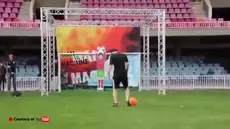 Video robot kiper yang selalu berhasil menebak arah tendangan dan menggagalkan tendangan penalti Lionel Messi.