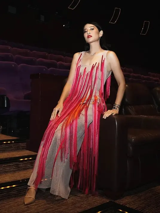 Masih dalam balutan busana bernuansa api, Dian tak hanya mengenakan gaun warna merah hitam. Wanita kelahiran tahun 1982 itu juga tampil elegan berbalut gaun dengan nuansa krem dan merah. Menjadi sosok yang memiliki kekuatan dari api, Dian Sastro pun mengaku ini kesempatan yang sulit untuk ditolaknya. (Liputan6.com/IG/@therealdisastr)