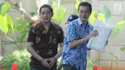 Dua terdakwa, bos Forex Surabaya Hary Suwanda (kanan) dan rekannya Raywond Rawung tiba untuk menjalani pemeriksaan di Gedung KPK, Jakarta, Kamis (11/7/2019). Kedua dibutuhkan untuk melengkapi berkas penyidikan tersangka Asisten Pidana Umum Kejati DKI Jakarta, Agus Winoto. (merdeka.com/Dwi Narwoko)