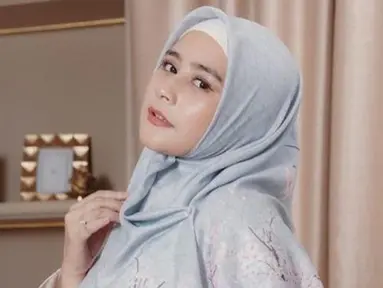 Prilly Latuconsina kariernya mulai meroket karena perankan karakter Sisi di sinetron GGS. Gaya penampilan Prilly ketika mengenakan hijab ini banjir pujian. Banyak warganet yang memuji Prilly kian cantik dengan hijab. (Liputan6.com/IG/prillylatuconsina96)