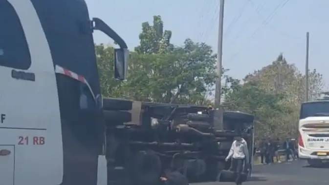 Kronologi Bus Tabrak Truk hingga Terguling di Tol Cipali KM 176