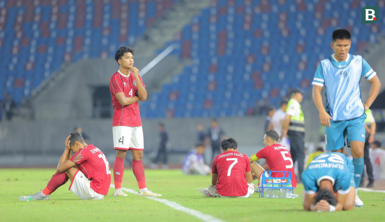 Raut muka kekecewaan para pemain Timnas Indonesia U-22 setelah selesai bertanding Timnas Indonesia U-22 melawan Myanmar U-22 di Stadion 700th Anniversary, Chiang Mai, Jumat (12/12/2025) malam WIB.