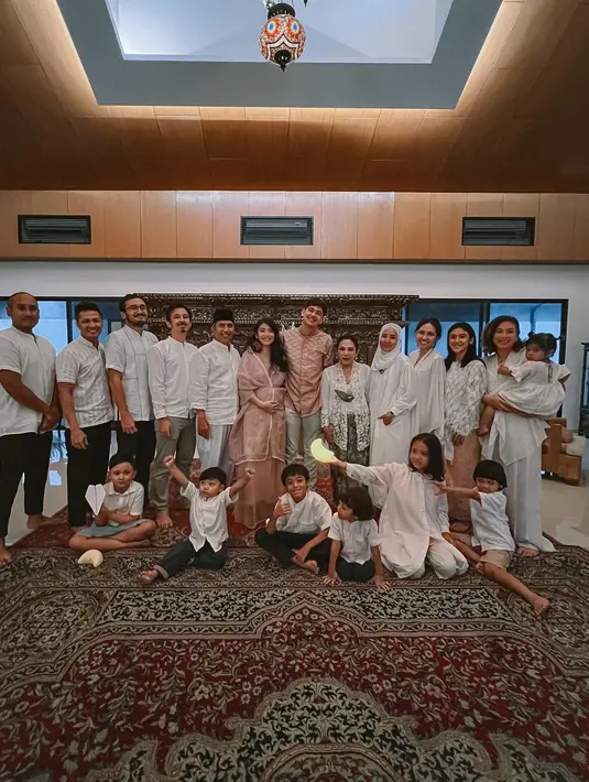Canti Tachril dan Adipati Dolken bersama keluarga besar merek. Semua terlihat sangat berbahagia. (Foto: Instagram/ cantitachril)