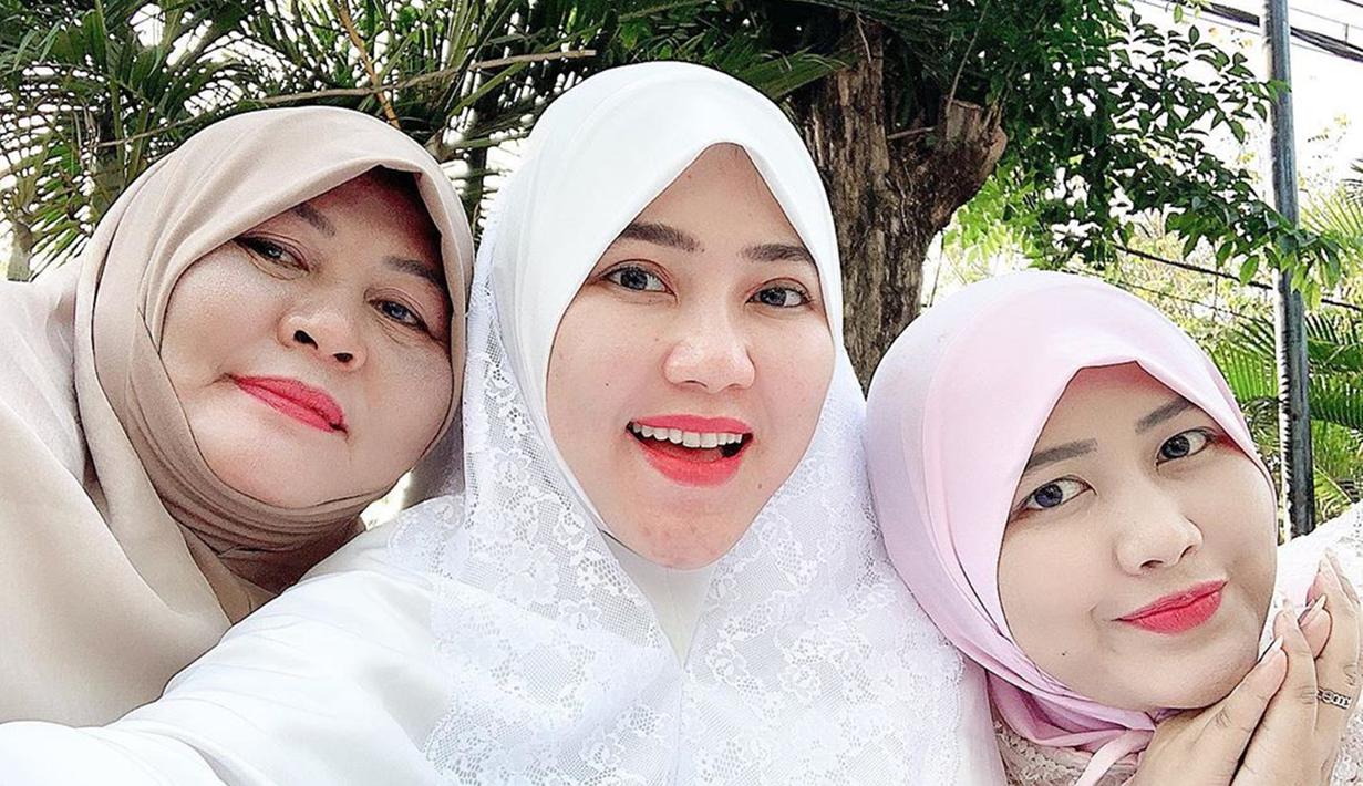 Perempuan kelahiran 1 Oktober 1991 ini sangat dekat dengan keluarganya. Seperti saat momen Via Vallen merayakan hari raya Idul Fitri bersama keluarga besarnya. Dengan diapit ibu dan adiknya, Via dengan cantiknya memakai hijab warna putih. (Liputan6.com/IG/@viavallen)