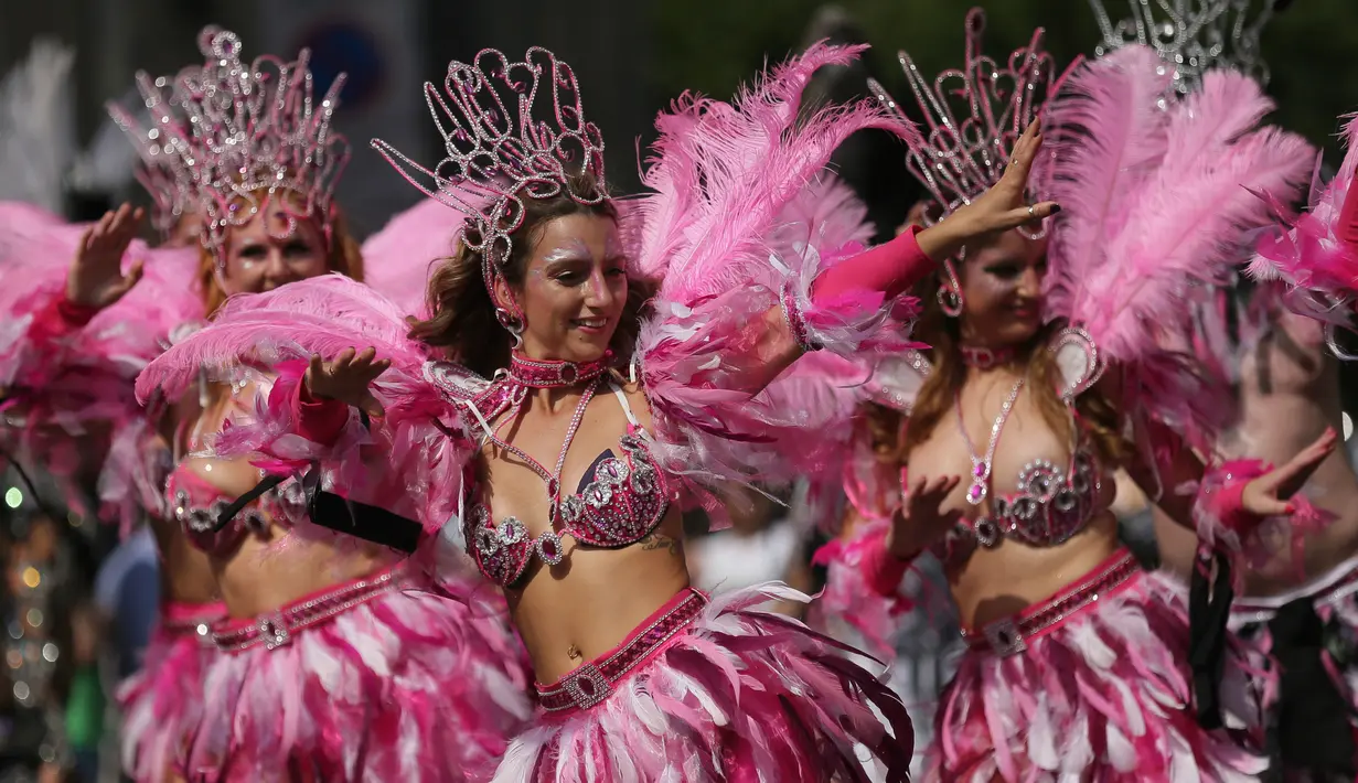Sejumlah wanita mengenakan kostum menari saat mengikuti Karnaval Notting Hill di London (28/8). Karnaval ini di gelar untuk merayakan budaya Karibia dan India Barat serta kesetaraan rasial di London. (AP Photo / Tim Irlandia)