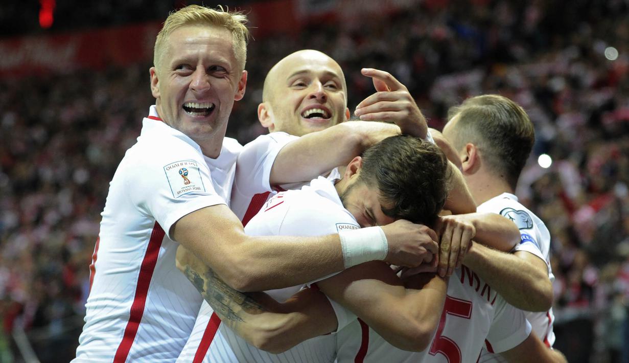 Para pemain Polandia merayakan kemenangan atas Montenegro pada laga Kualifikasi Piala Dunia 2018 di Stadion National, Warsawa, Minggu (8/10/2017). Polandia menang 4-2 atas  Montenegro. (AP/Alik Keplicz)