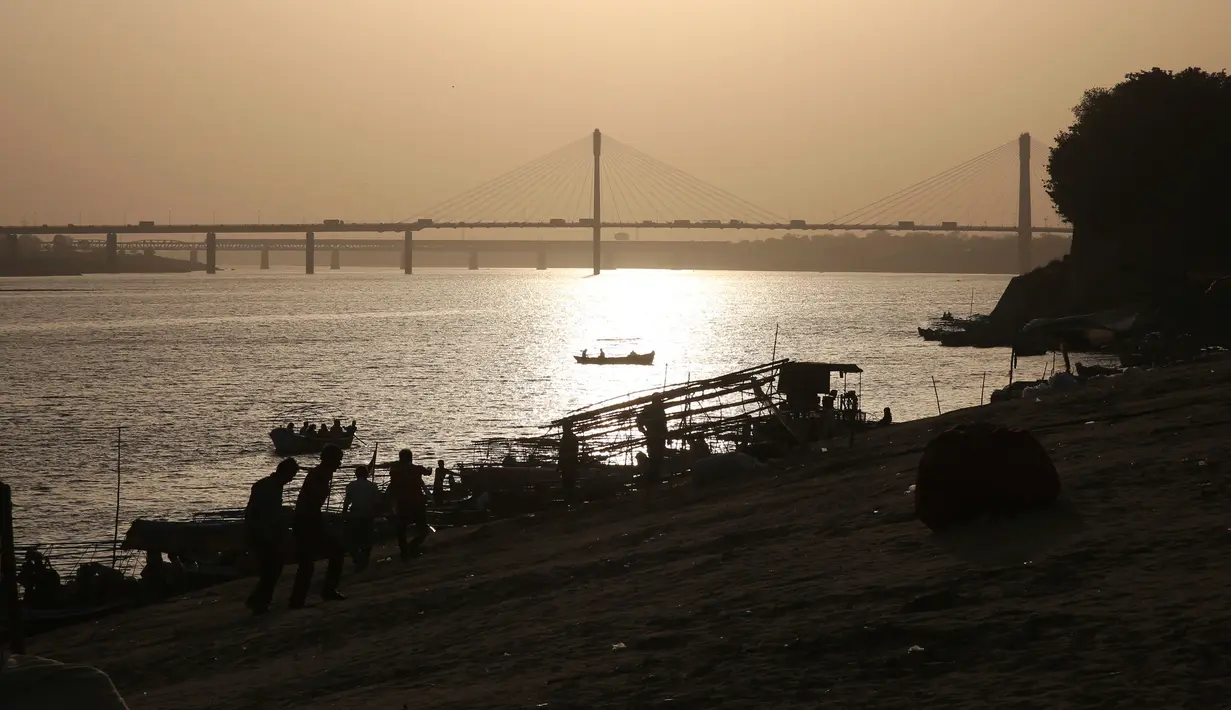 Siluet dari perahu yang tengah berlayar di Sungai Yamuna,  Allahabad, India, Selasa (21/3). Pengadilan di India utara menganugerahkan "status manusia" untuk melestarikan dan melindungi sungai Gangga dan Yamuna dari polusi. (AP Photo/Rajesh Kumar Singh)