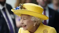 Ratu Elizabeth II membuat kunjungan mendadak ke Stasiun Paddington, London, pada Selasa, 17 Mei 2022. (dok. Andrew Matthews / POOL / AFP)
