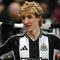 Pemain Newcastle, Anthony Gordon merayakan golnya ke gawang Arsenal dalam laga leg kedua Carabao Cup 2024/2025 di St James Park, Newcastle, Inggris, Kamis (06/02/2025). (AFP/Paul Ellis)