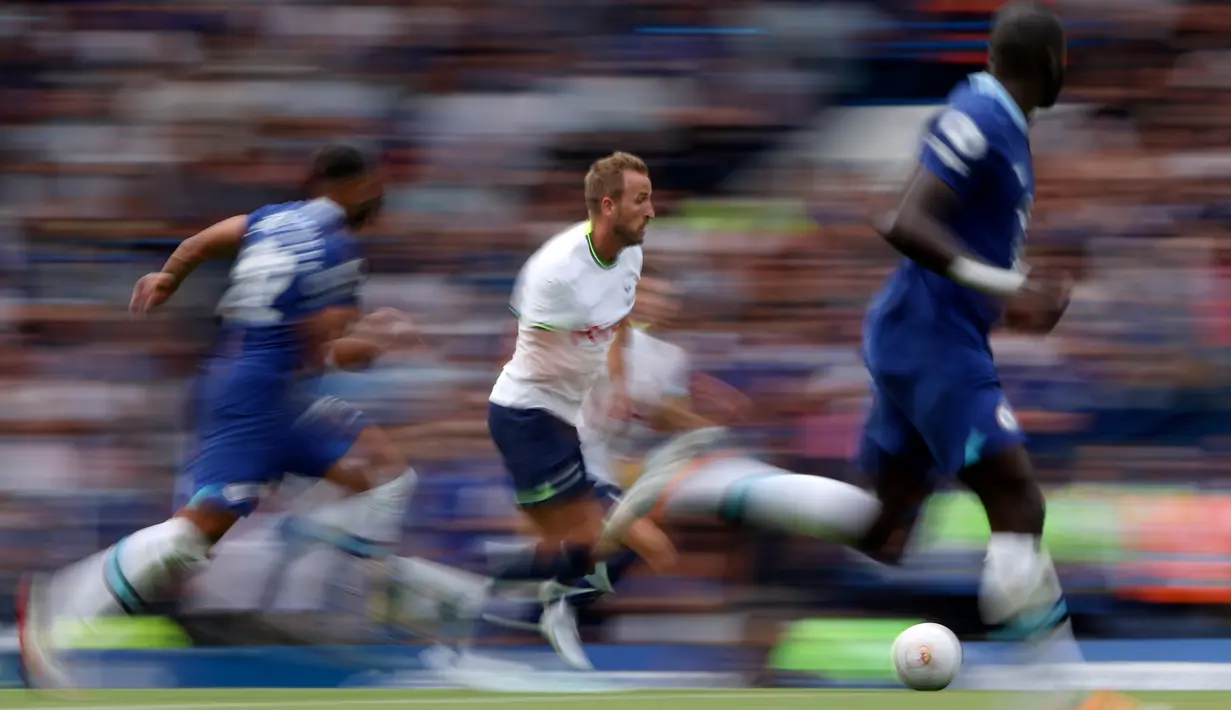 Dalam gambar yang diambil dengan kecepatan rana lambat ini memperlihatkan pemain Tottenham Hotspur Harry Kane (tengah) mengontrol bola saat melawan Chelsea pada pertandingan sepak bola Liga Inggris di Stadion Stamford Bridge, London, Inggris, 14 Agustus 2022. Pertandingan berakhir imbang 2-2. (AP Photo/Ian Walton)