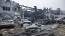 Sekitar 3.500 apartemen saat ini tak bisa menyalakan pemanas. Tampak foto yang menunjukkan kondisi mobil-mobil yang rusak di Odesa pada Jumat 13 Februari 2026. (Oleksandr GIMANOV/AFP)