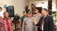 Kapolda Metro Jaya Irjen Fadil Imran meninjau Gereja HKBP di Tanah Tinggi, Kota Tangerang pada H-1 Natal 2022. (Liputan6.com/Pramita Tristiawati)