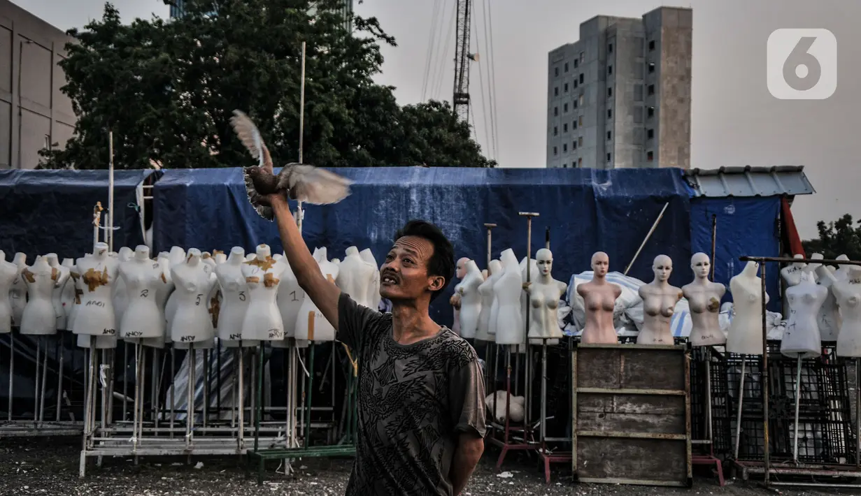 Warga bermain burung di pasar yang tutup di kawasan Tanah Abang Jakarta, Kamis (26/8/2021). Menteri Keuangan menyebutkan defisit Anggaran Pendapatan dan Belanja Negara (APBN) mencapai Rp336,9 triliun atau 2,04 persen dari produk domestik bruto (PDB) pada akhir Juli 2021 (merdeka.com/Iqbal S Nugroho)