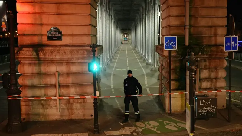 Seorang polisi berpatroli di area penusukan atau serangan pisau dekat Menara Eiffel di Paris Prancis. (AFP)