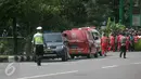 Suasana jalan depan Mapolresta Solo ditutup pasca ledakan bom bunuh diri, Solo, Jawa Tengah, (5/7). Teroris meledakkan bom bunuh diri di depan Sentra Pelayanan Kepolisian Terpadu Kepolisian Mapolresta Solo. (Boy Harjanto)
