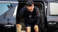 Pelatih Timnas Indonesia, Shin Tae-yong turun dari mobil ketika hendak hadir pada latihan tim di Lapangan ABC Senayan, Jakarta hari Selasa (28/05/2024). (Bagaskara Lazuardi/Bola.com)